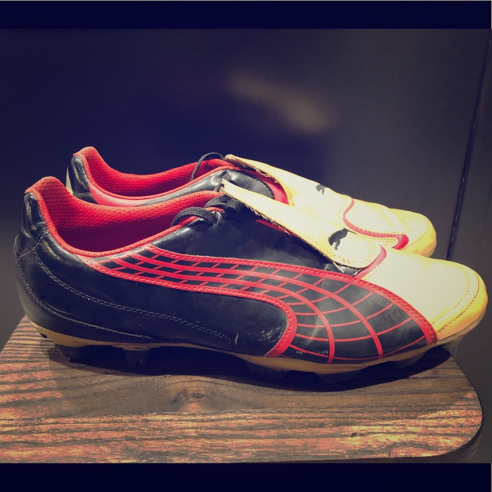Soccer shoes